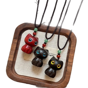 Collier artisanal avec pendentifs chats sculptés en bois et perles d'agate décoratives