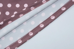Vue détaillée du surjet sur tissu à pois avec une finition soignée des coutures