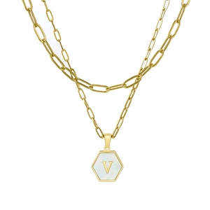 Detailansicht der 18K Gold Doppel-Halskette mit hexagonalem Perlmutt-Anhänger und Buchstabe V