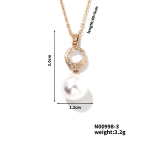 Dimensions détaillées du collier doré avec pendentif cristal et perle blanche