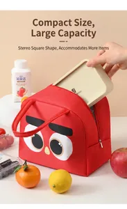 Dettaglio della borsa termica rossa spessa con occhi cartoon e manici robusti