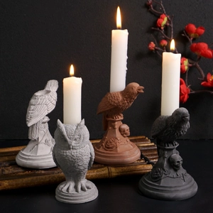 Gotische Kerzenhalter aus Harz mit Eule und Rabe und Reliefdesigns für Halloween-Deko