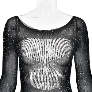 Gros plan détaillé du body en maille noire orné de strass brillants et de motifs ajourés