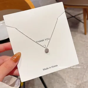 Dettaglio della catena in argento S925 con un pendente quadrato in micro-pave di diamanti