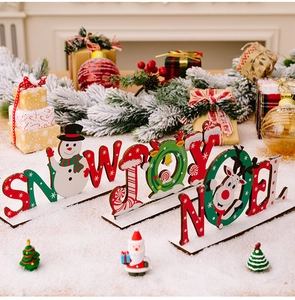 Dettaglio di SNOW JOY NOEL decorazioni natalizie in legno con icone di renna e pupazzo