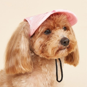 Dettaglio cappellino da baseball rosa per cani con stampe di zampe e laccetto