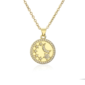 Gouden maan- en sterhanger ketting met zirkonia rand op een witte achtergrond
