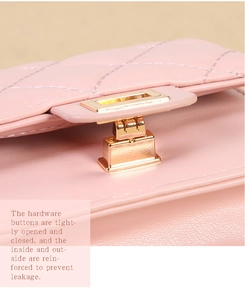 Sac à bandoulière matelassé rose avec détail de fermoir tournant doré, élégant et compact.