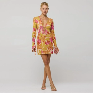 Florales Langarmkleid in Gelb und Rosa mit V-Ausschnitt und Taillenband in Slim Fit
