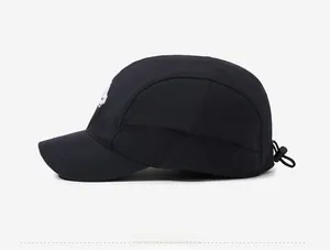 Vista laterale del cappellino camper nero ad asciugatura rapida con ricamo e coulisse