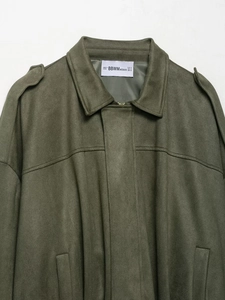 Detailansicht der dunkeloliven Wildlederjacke mit Kragen, Schulterklappen und Innenetikett