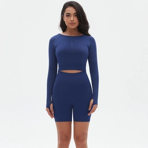 Marineblaues zweiteiliges Yoga-Set mit Langarm-Crop-Top und High-Waist-Shorts