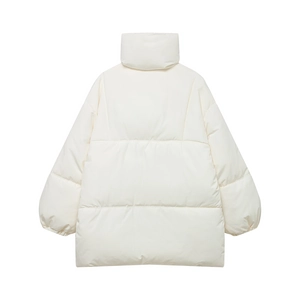 Veste matelassée blanche élégante pour femme avec col montant et design épuré