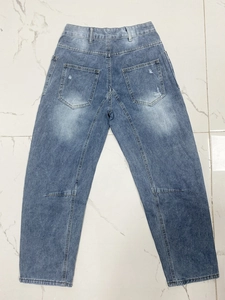 Detailweergave van achterzakken en versterkte stiksels op een blauwe denim jeans