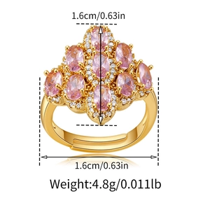 Dettaglio macro dell'anello dorato con pietre rosa ovali e fascia aperta regolabile