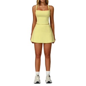 Conjunto deportivo amarillo para mujer con top de espalda atlética y falda de tenis