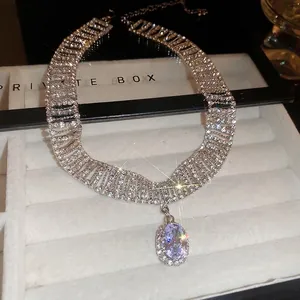 Collier ras du cou en argent avec strass et grand pendentif en cristal lilas dans son écrin