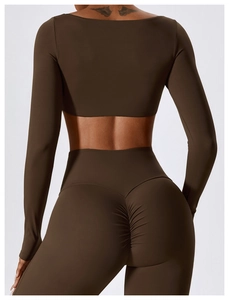 Détail de la conception scrunch butt sur le dos du legging de yoga marron foncé