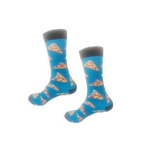 Détail de chaussettes en coton avec motif pizza sur fond bleu et talons gris
