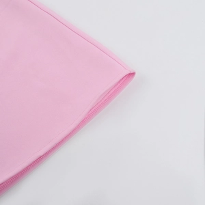 Dettaglio ravvicinato dell'orlo di un abito rosa con finiture a doppia cucitura di qualità