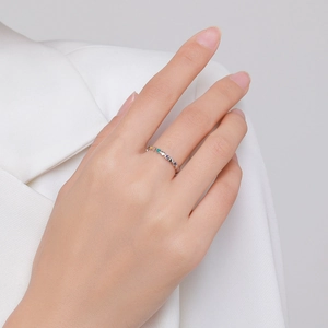 Bague étoile en argent sterling S925 avec émail coloré portée par une femme