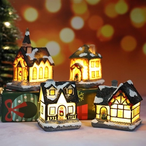 Lot de 4 maisons de Noël lumineuses en résine avec détails de neige pour décoration