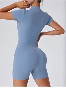 Vue arrière du combishort de yoga bleu brume serré montrant le galbe et le modelage