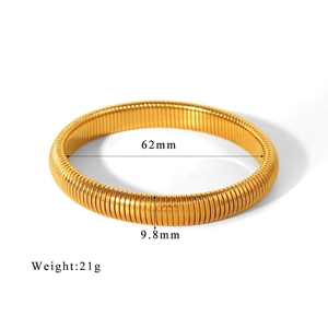 Detail of 18K gold gaspipe bangle with 62mm inner diameter and 9.8mm width