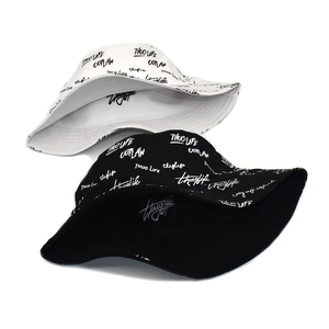 Lot de deux bobs réversibles noir et blanc avec imprimé graffiti THUG LIFE en coton