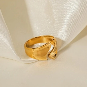 Bague ajustable en acier inoxydable doré moderne sur fond de soie blanche élégante