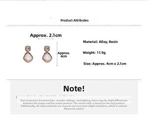Dettaglio degli orecchini geometrici con cornice dorata e misure di 4cm di lunghezza
