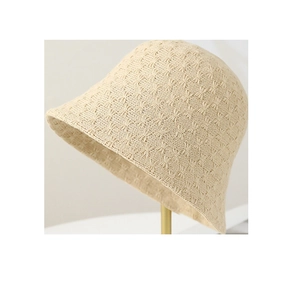 Cappello a secchiello in maglia beige da donna con motivo traforato e parasole