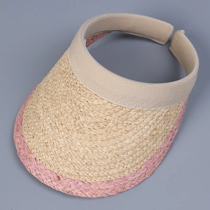 Detail der Raffia-Sonnenblende mit zweifarbiger Webstruktur und rosa Zierkante