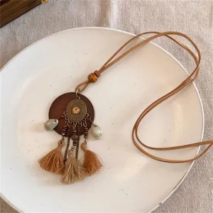 Sautoir bohème rétro avec perles en bois, fleurs émaillées et pompons de soie longs