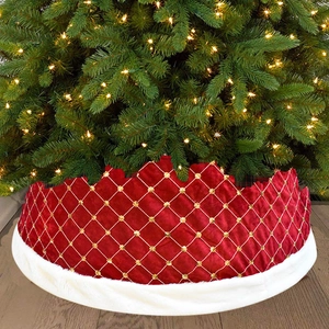 Gedetailleerde close-up van een luxe rode fluwelen kerstboomrok met gouden pailletten