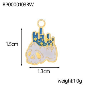 Vue détaillée d'une breloque tête de mort et couronne en émail avec dimensions de 1,5 cm