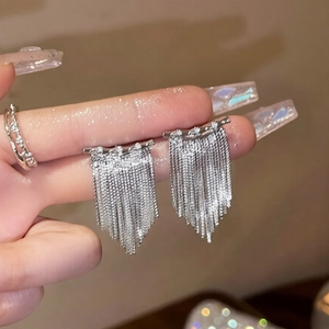 Boucles d'oreilles élégantes à pompons argentés plaquées or 14K avec zircons brillants