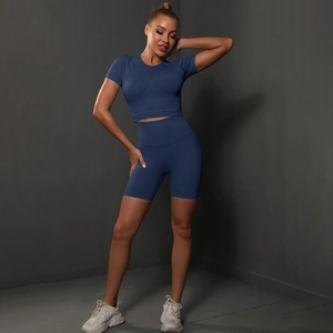 Detailed view of seamless high-elastic yoga set with cropped top and shaping shorts