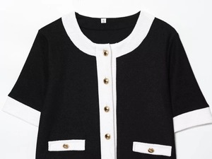 Gros plan sur la veste en tweed contrastée avec boutons dorés ronds et texture chic