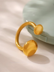 Détail de la bague ouverte plaquée or 18 carats avec finition mate brossée et forme ronde