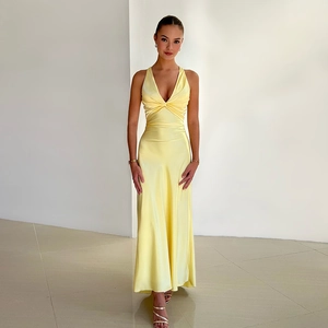 Robe longue élégante en satin jaune avec col en V sexy, dos nu et une coupe ajustée