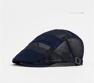 Berretto navy in mesh con fibbia metallica mostrato in una vista ravvicinata dettagliata