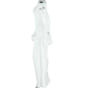 Vista laterale del vestito bianco a spalle scoperte con arricciature e maniche lunghe eleganti