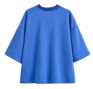 T-shirt bleu surdimensionné avec épaules tombantes et col rond posé à plat sur blanc