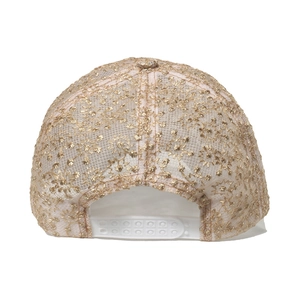 Detail der Blumenstickerei und des verstellbaren Snapbacks an dieser Damen-Baseballkappe