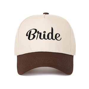 Dettaglio cappellino trucker beige e marrone con ricamo Bride in colore nero