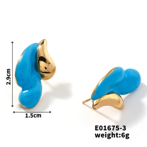 Detail view of colorful glossy teardrop earrings with dimensions 2.9cm and weight 6g