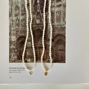 Vintage 925 sterling silver pearl necklace with gold and silver relief queen pendants