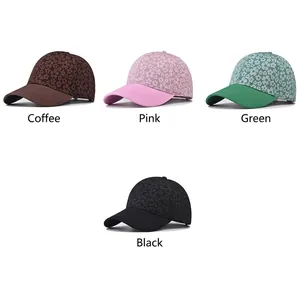 Berretti da baseball in pizzo marrone, rosa, verde e nero con motivi a fiori bianchi eleganti