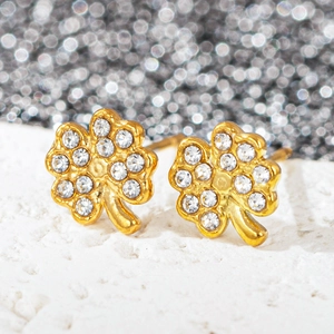 Macro de boucles d'oreilles trèfle plaquées or 18 carats avec cristaux clairs étincelants